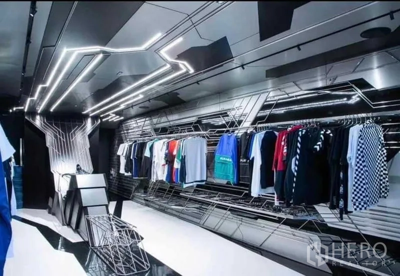 อาคารพาณิชย์ ให้เช่าในKhlong Toei, Bangkok - โซนเสื้อผ้าทันสมัย ไฟเส้น LED และราวแขวน