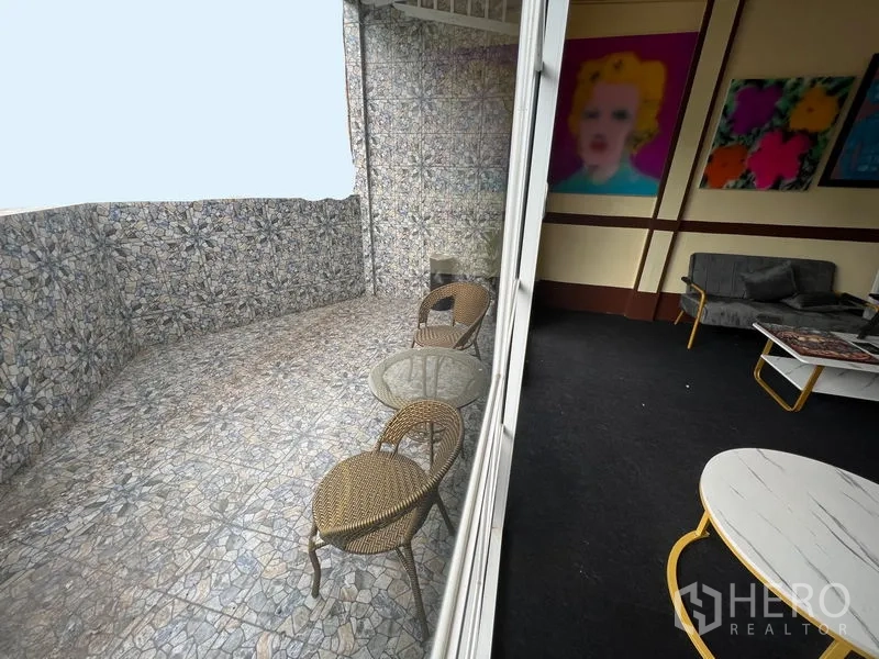 อาคารพาณิชย์ ให้เช่าในKhlong Toei, Bangkok - ระเบียงกระเบื้องพร้อมเก้าอี้หวาย ติดประตูกระจกบานเลื่อน