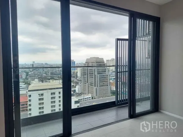 คอนโด ขายในPathum Wan, Bangkok - ห้องชั้นสูงพร้อมประตูกระจกบานเลื่อนออกสู่ระเบียง มองวิวสกายไลน์กรุงเทพฯ แบบพาโนรามา