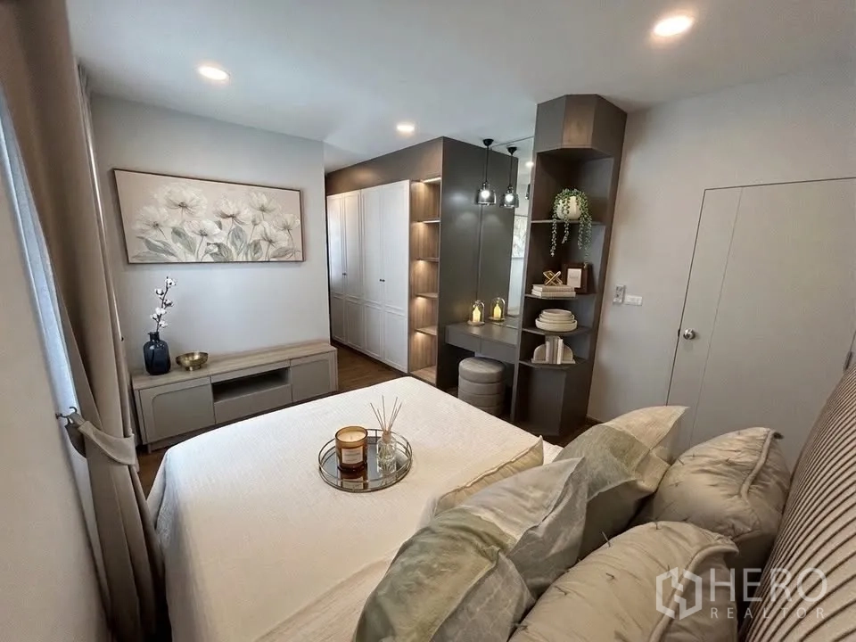 Detached House for rent in Bang Phli, Samut Prakan - Cozy bedroom with built-in shelves, dressing table, wardrobe, and soft neutral decor.