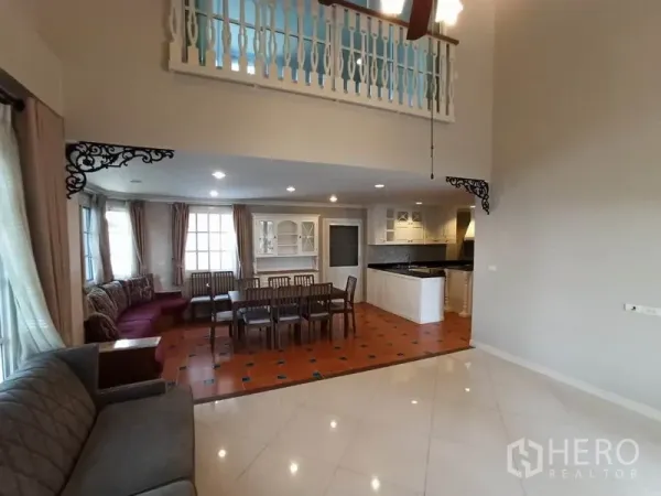 独立式住宅 出租在Mueang Samut Prakan, Samut Prakan - 开放式客餐厅连接厨房，赤陶地砖与楼中楼护栏。