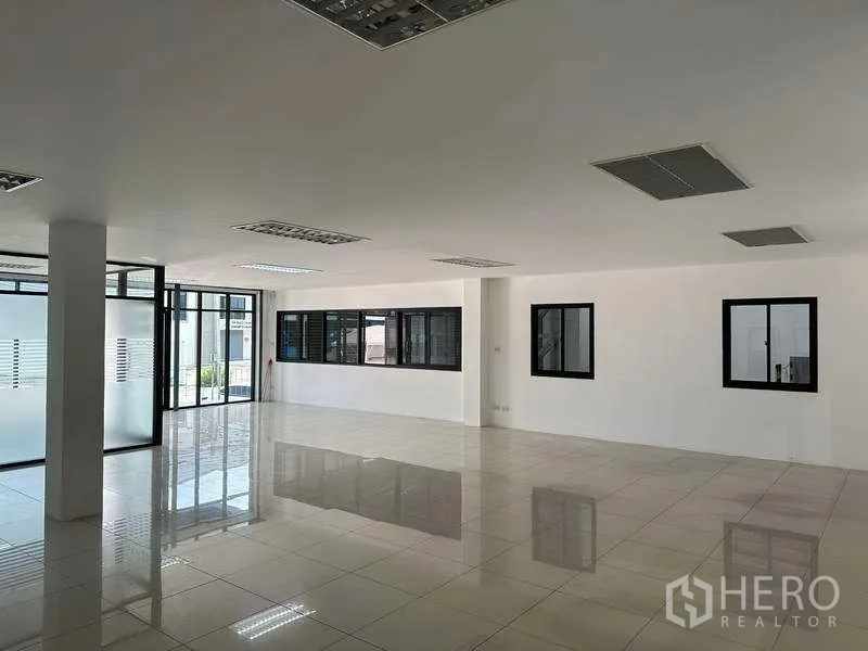 โรงงาน ให้เช่าหรือขายในBang Phli, Samut Prakan - ออฟฟิศแปลนเปิด พร้อมหน้าต่างมองเข้าโกดังและประตูกระจกบานเลื่อน
