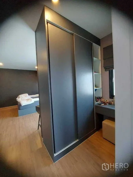 Detached House for rent in Bang Bo, Samut Prakan - Walk-in wardrobe with sliding doors and built-in vanity next to the bedroom.
