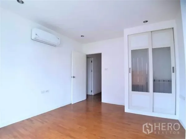 คอนโด ให้เช่าในSathon, Bangkok - ห้องนอนติดแอร์ ผนังสีขาว ตู้เสื้อผ้าบิลท์อินบานเลื่อน และพื้นไม้ลามิเนต