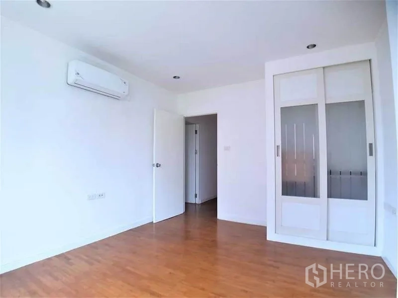 คอนโด ให้เช่าในSathon, Bangkok - ห้องนอนติดแอร์ ผนังสีขาว ตู้เสื้อผ้าบิลท์อินบานเลื่อน และพื้นไม้ลามิเนต