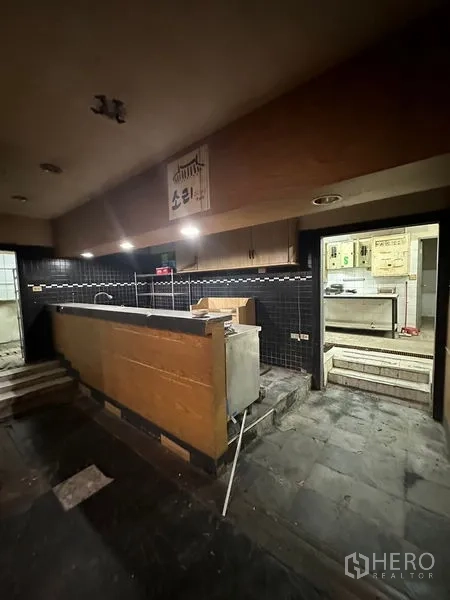 零售空间 出租在Yan Nawa, Bangkok - 黑色瓷砖背景的吧台，紧邻厨房入口。