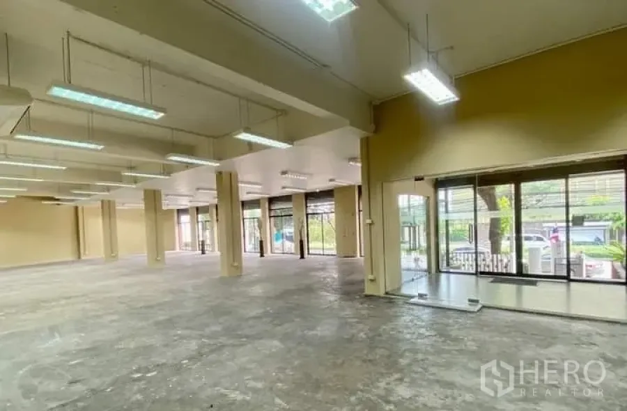 办公空间 出租在Chatuchak, Bangkok - 乍都节开放式办公空间，挑高天花、吊灯照明与大幅玻璃立面