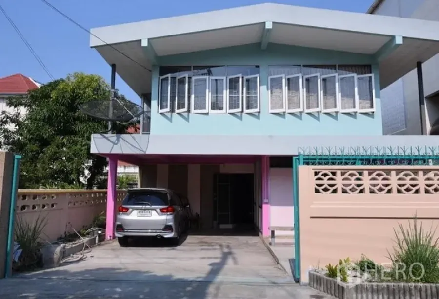 Detached House for rent in Bang Na, Bangkok - Two-storey detached house in Bang Na with gated driveway and covered carport.