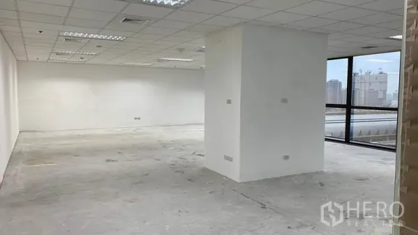 สำนักงาน ให้เช่าในRatchathewi, Bangkok - ออฟฟิศแบบโอเพ่นสเปซ มีเสากลางห้องและหน้าต่างพาโนรามา