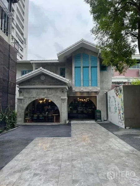 零售空间 出租在Phaya Thai, Bangkok - 两层零售房正立面，带车道与停车区