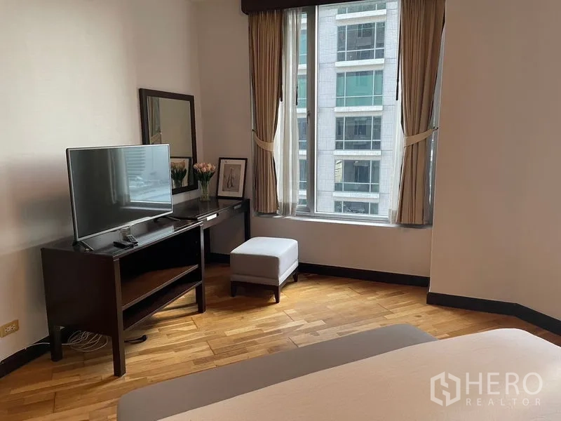 คอนโด ให้เช่าในPathum Wan, Bangkok - มุมห้องนอน โต๊ะทีวี กระจกบานใหญ่ พร้อมสตูล มองเห็นวิวเมือง