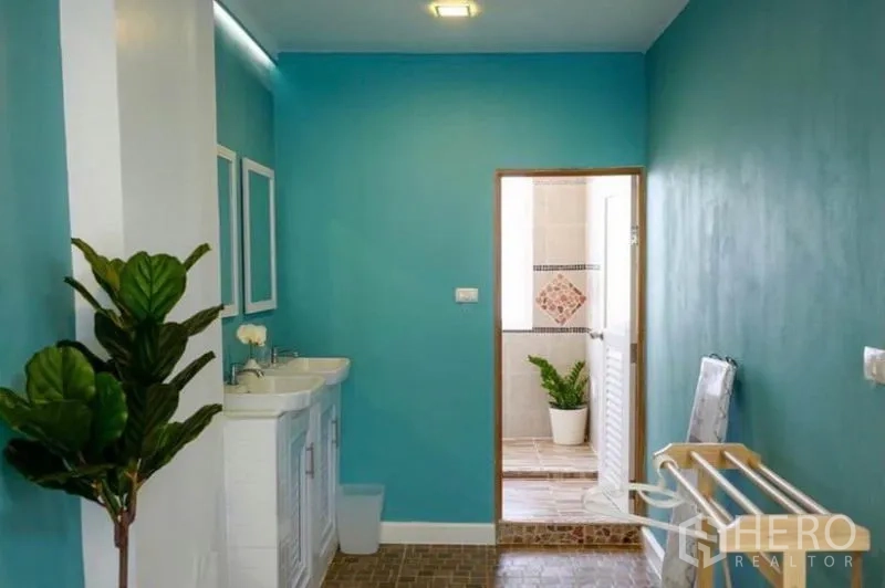 Townhouse for rent in Ratchathewi, Bangkok - Turquoise bathroom with double vanity leading to a tiled shower area.