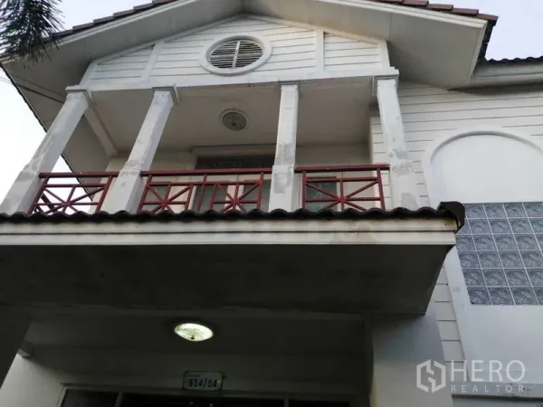 บ้าน ขายในPrawet, Bangkok - ระเบียงชั้นสองและหน้าจั่วของบ้านสองชั้น