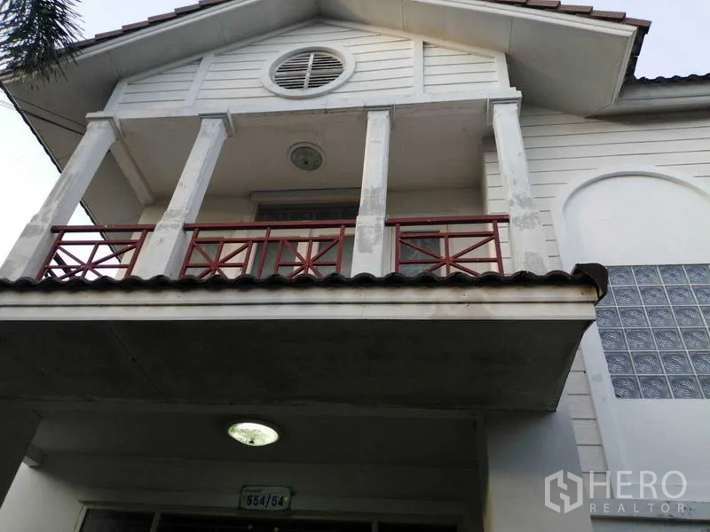 บ้าน ขายในPrawet, Bangkok - ระเบียงชั้นสองและหน้าจั่วของบ้านสองชั้น