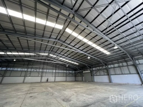 货栈 出租在Sai Mai, Bangkok - 大跨度仓库大厅，层高充裕，LED照明与侧面卷帘门。