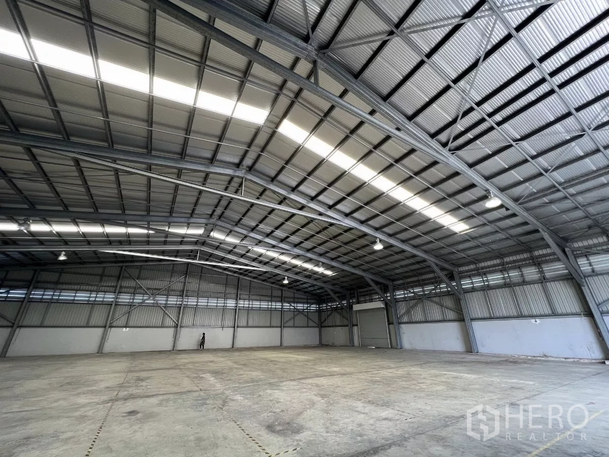 货栈 出租在Sai Mai, Bangkok - 大跨度仓库大厅，层高充裕，LED照明与侧面卷帘门。