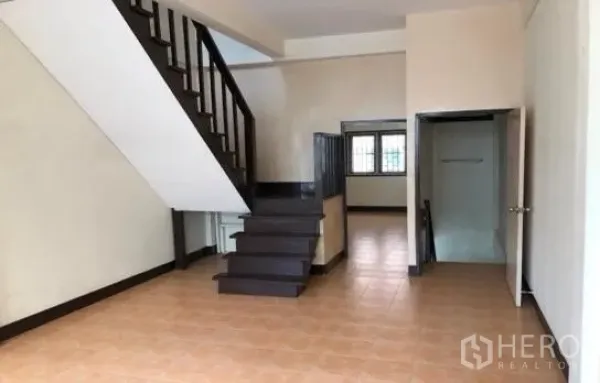 อาคารพาณิชย์ ให้เช่าในYan Nawa, Bangkok - โถงชั้นสองพร้อมบันไดไม้ ห้องเก็บของ และพื้นกระเบื้อง