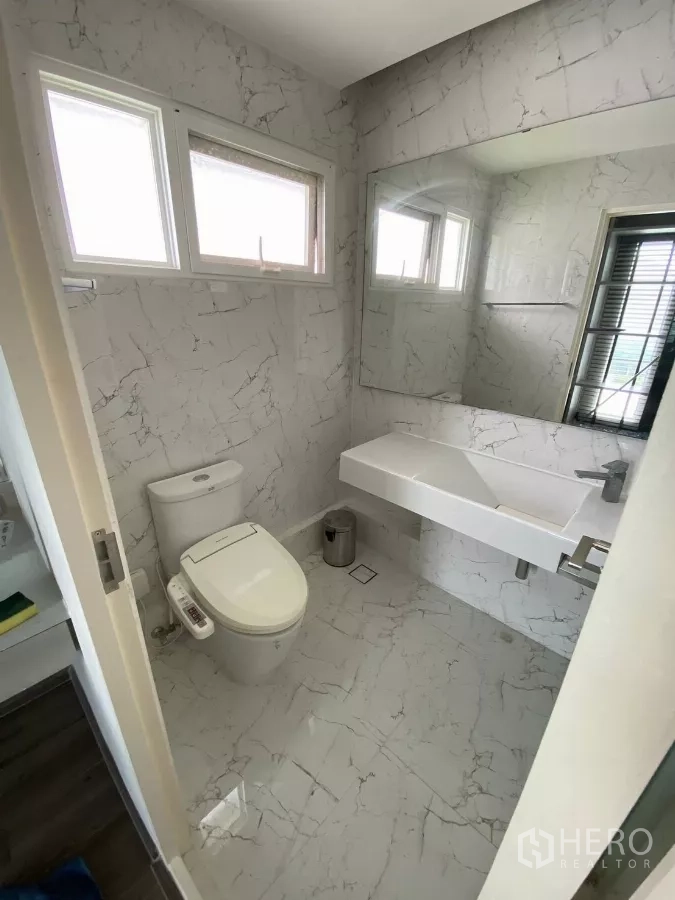 บ้าน ให้เช่าในPrawet, Bangkok - ห้องน้ำลายหินอ่อน กระจกบานใหญ่ พร้อมโถสุขภัณฑ์ระบบฉีดชำระ