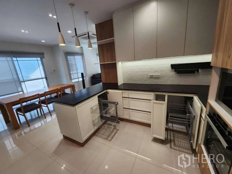 บ้าน ให้เช่าในSathon, Bangkok - มุมมองครัวพร้อมลิ้นชักดึงออก เห็นพื้นที่รับประทานอาหาร