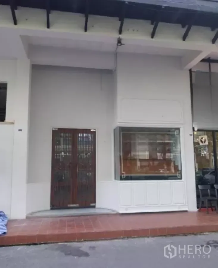 零售空间 出租在Watthana, Bangkok - 面向街道的店面，木质双开门与展示橱窗，曼谷瓦他那区出租商铺。