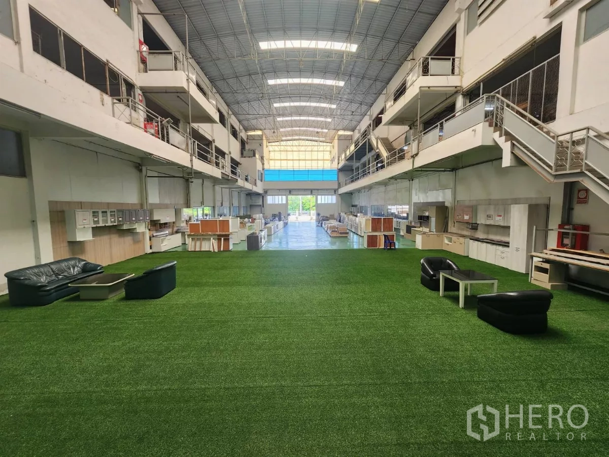 工厂 出租在Mueang Samut Sakhon, Samut Sakhon - 中央中庭铺人造草地休闲区，周围为工作区。