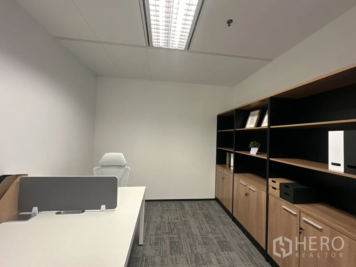 办公室 for rent in Pathum Wan, Bangkok - 小型独立办公室，带书架与储物柜。