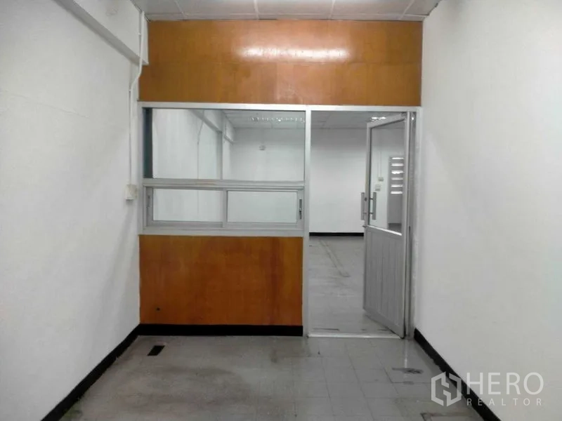 คลังสินค้า ให้เช่าในBang Phli, Samut Prakan - ออฟฟิศขนาดเล็กภายใน เชื่อมต่อด้วยประตูและหน้าต่างบานเลื่อน