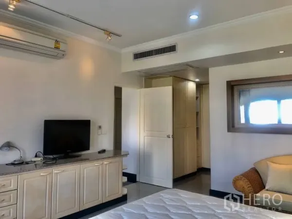 คอนโด ให้เช่าในWatthana, Bangkok - ห้องนอนสว่างพร้อมตู้บิลท์อิน วางทีวี เครื่องปรับอากาศ และตู้เก็บของ