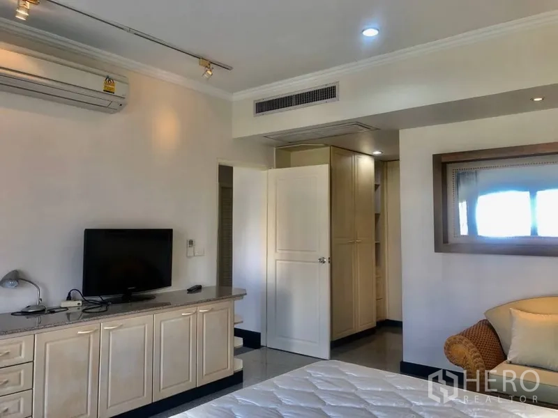 คอนโด ให้เช่าในWatthana, Bangkok - ห้องนอนสว่างพร้อมตู้บิลท์อิน วางทีวี เครื่องปรับอากาศ และตู้เก็บของ