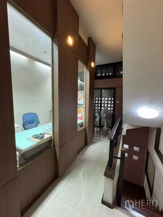 店屋 出租在Bang Rak, Bangkok - 楼上走廊设嵌入式玻璃展示柜，旁边为楼梯。