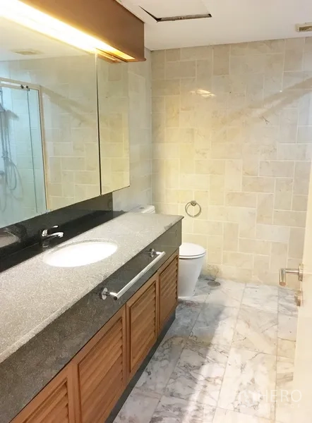 คอนโด ให้เช่าในPathum Wan, Bangkok - ห้องน้ำเคาน์เตอร์หินแกรนิตยาว กระจกบานใหญ่ และโถสุขภัณฑ์