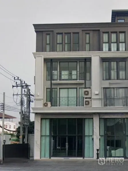 สำนักงานที่บ้าน ให้เช่าในSuan Luang, Bangkok - อาคารโฮมออฟฟิศ 4 ชั้นสไตล์โมเดิร์น หน้าต่างสูงเต็มผนัง ย่านสวนหลวง กรุงเทพฯ