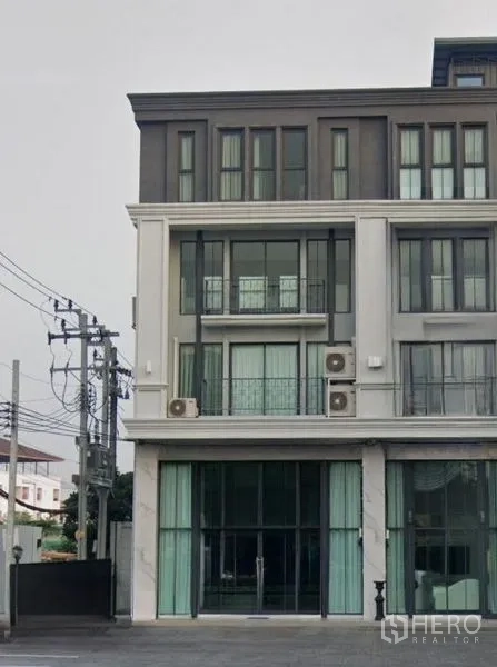 สำนักงานที่บ้าน ให้เช่าในSuan Luang, Bangkok - อาคารโฮมออฟฟิศ 4 ชั้นสไตล์โมเดิร์น หน้าต่างสูงเต็มผนัง ย่านสวนหลวง กรุงเทพฯ