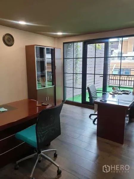 สำนักงานที่บ้าน ให้เช่าในKhlong Toei, Bangkok - ห้องทำงานสว่าง โต๊ะทำงานติดประตูกระจกบานเลื่อนออกระเบียง