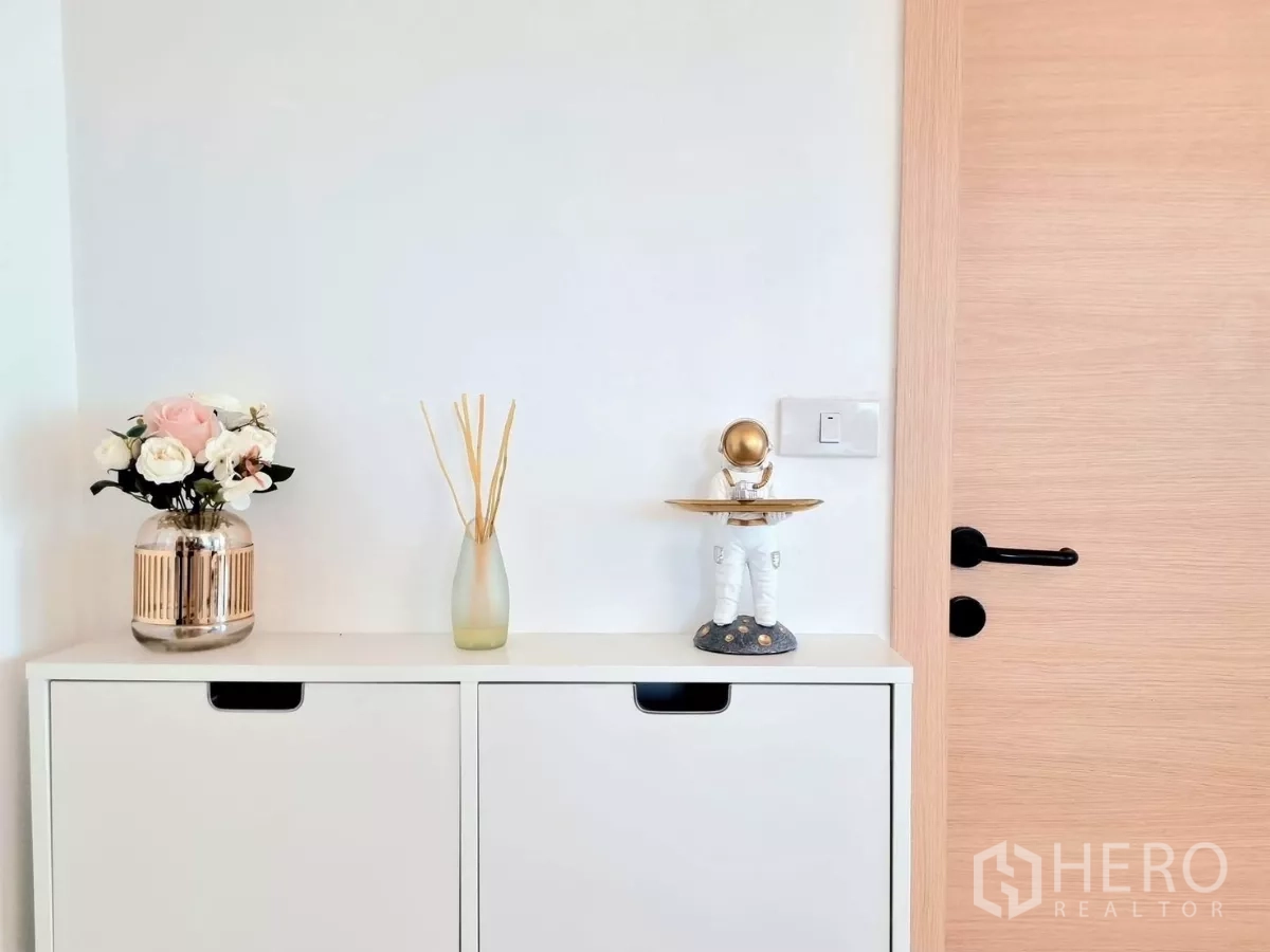 คอนโด ให้เช่าในBang Kapi, Bangkok - ตู้คอนโซลทางเข้าแต่งดอกไม้และของตกแต่ง มุมประตูลายไม้สว่าง