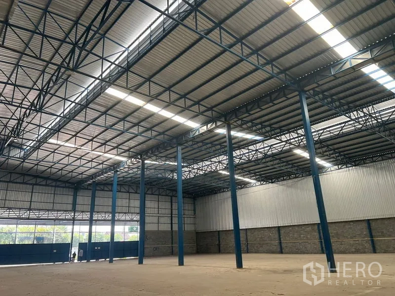 คลังสินค้า ให้เช่าในLat Krabang, Bangkok - ทางเข้าโกดังคู่บานใหญ่สีฟ้า รับแสงธรรมชาติจากช่องแสง