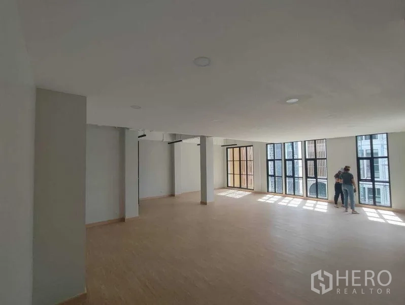 สำนักงานที่บ้าน ให้เช่าในBang Kapi, Bangkok - ชั้นสำนักงานรับแสงธรรมชาติ พื้นไม้ลามิเนตและหน้าต่างกรอบดำขนาดใหญ่.