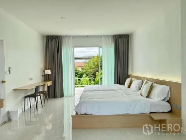 บ้าน ให้เช่าในLat Krabang, Bangkok - ห้องนอนสว่าง เตียงคู่ ผ้าม่านสูงจรดเพดาน พร้อมระเบียงวิวต้นไม้