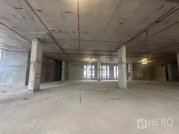 零售空间 出租在Watthana, Bangkok - 宽阔楼层板，中央立柱与落地窗，待租户自定义装修。