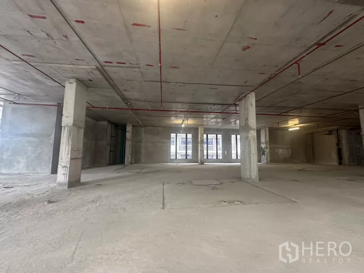 零售空间 出租在Watthana, Bangkok - 宽阔楼层板，中央立柱与落地窗，待租户自定义装修。