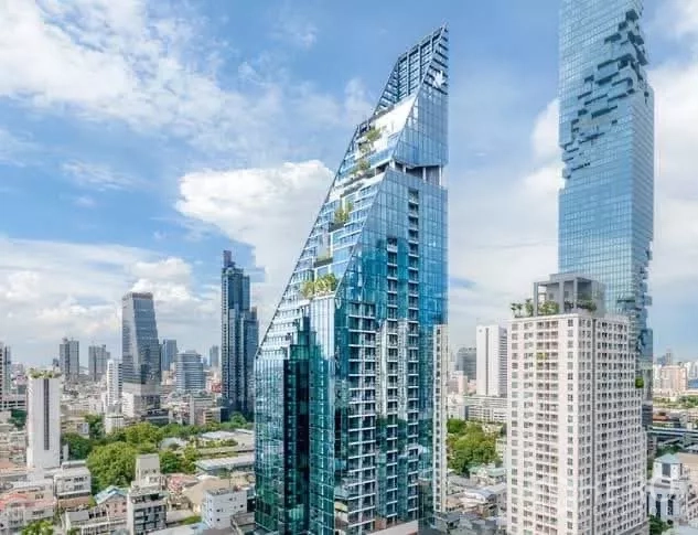 公寓 出租在Bang Rak, Bangkok - 玻璃幕墙公寓塔楼，棱角分明的建筑立面与城市景观。