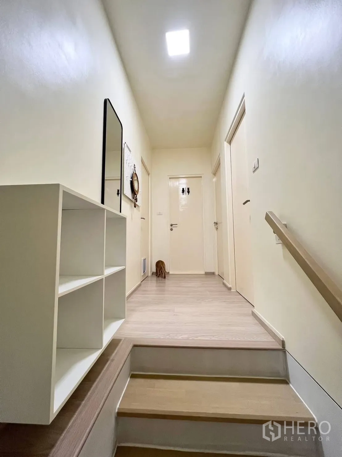 联排别墅 for rent in Bang Phli, Samut Prakan - 明亮的楼上走廊，带置物架、楼梯与多扇房门。