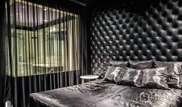 公寓 出租或出售在Khlong Toei, Bangkok - 深色系卧室，软包皮质背景墙，设通向卫浴的窗。