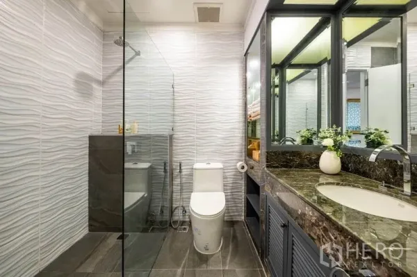 คอนโด ให้เช่าหรือขายในKhlong San, Bangkok - ห้องน้ำสไตล์โมเดิร์นพร้อมห้องอาบน้ำกระจก ผนังลอน และเคาน์เตอร์หินแกรนิต