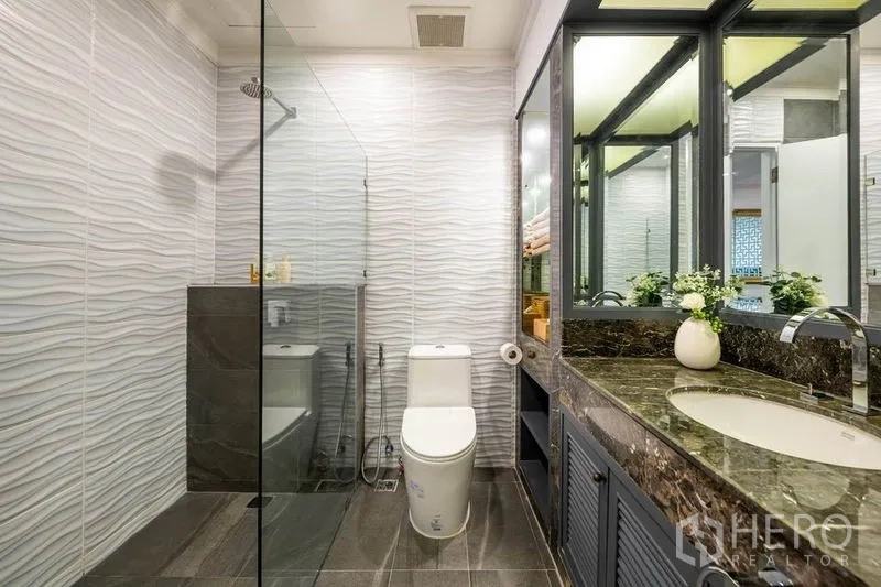 คอนโด ให้เช่าหรือขายในKhlong San, Bangkok - ห้องน้ำสไตล์โมเดิร์นพร้อมห้องอาบน้ำกระจก ผนังลอน และเคาน์เตอร์หินแกรนิต