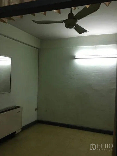 อาคารพาณิชย์ ให้เช่าในPhra Khanong, Bangkok - ห้องขนาดเล็กติดพัดลมเพดาน ไฟนีออน และกระจกผนัง