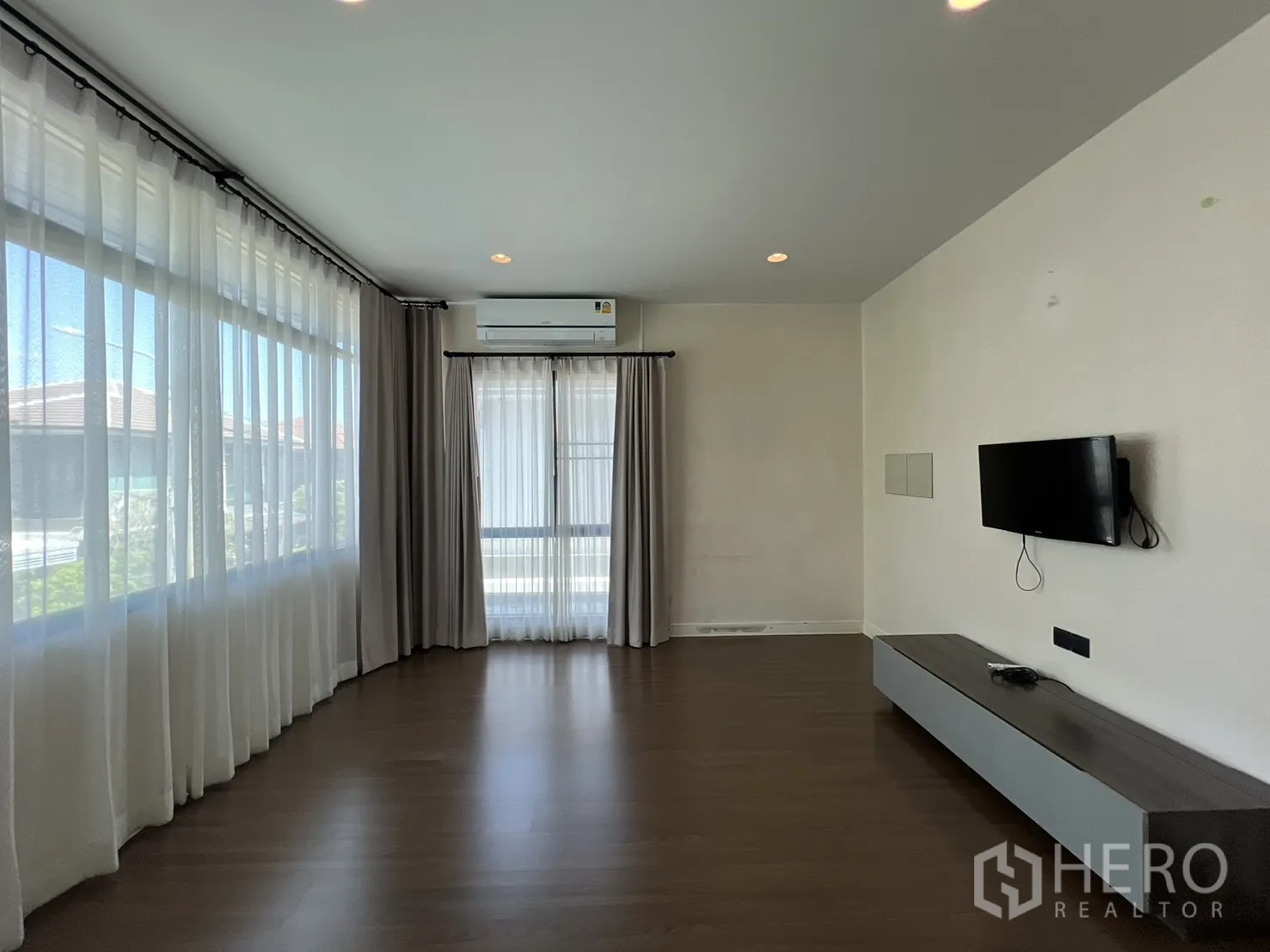 独立式住宅 出售在Bang Kapi, Bangkok - 步入式更衣走廊，衣柜与纱帘。