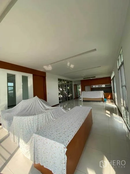 สำนักงานที่บ้าน ให้เช่าในBangkok Noi, Bangkok - เลานจ์รับแสง พื้นกระเบื้อง ประตูกระจกบานเลื่อนเปิดสู่สวน