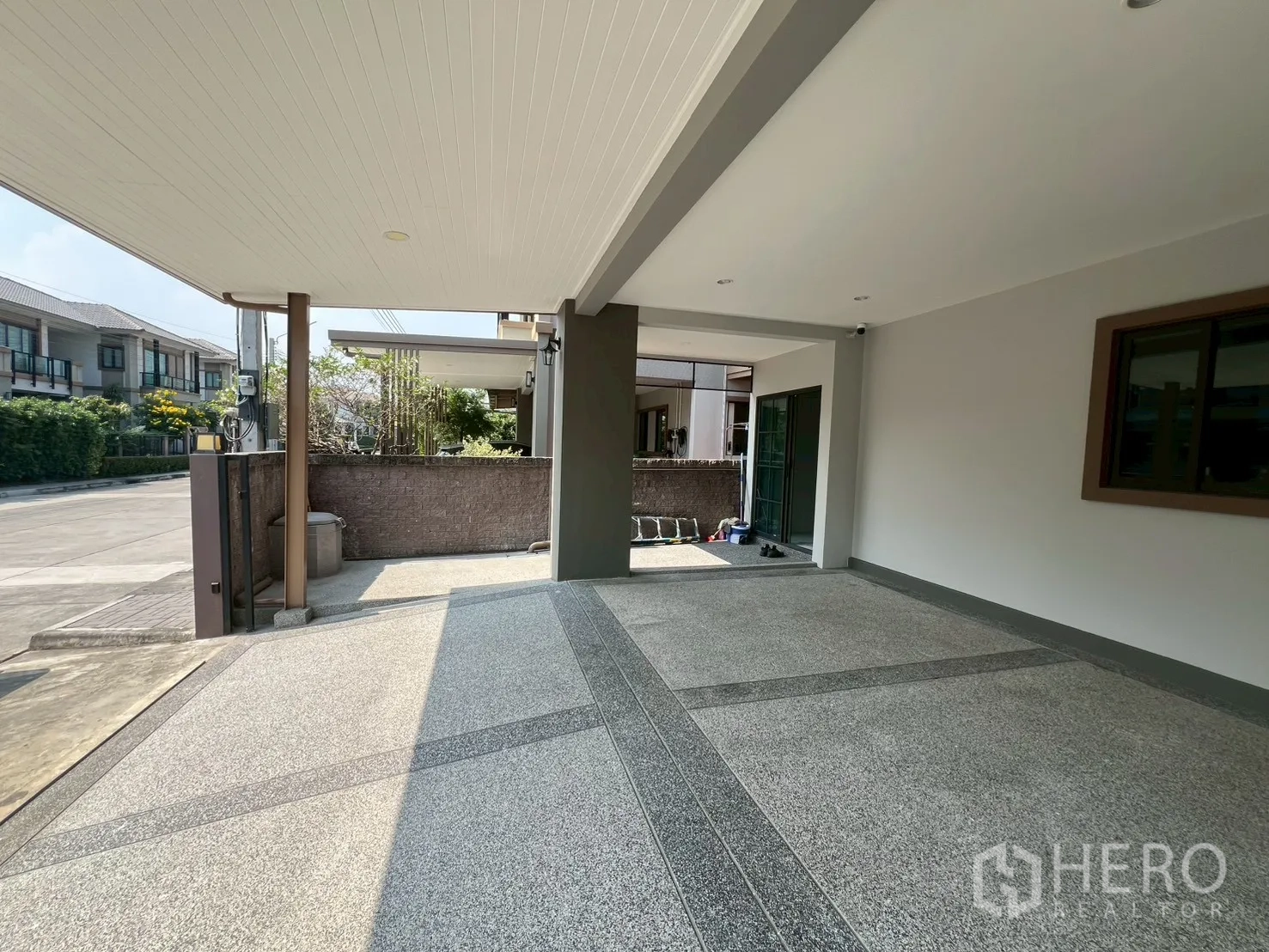 Detached House for rent or sale in Bang Phli, Samut Prakan - Covered carport and paved driveway inside gated home.