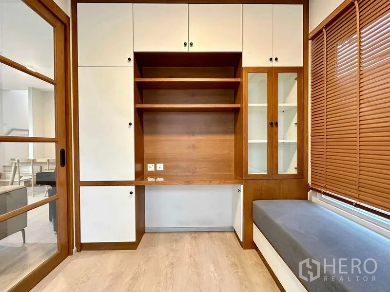 独立式住宅 出租或出售在Prawet, Bangkok - 多功能房内置柜与窗边座位，配百叶窗。